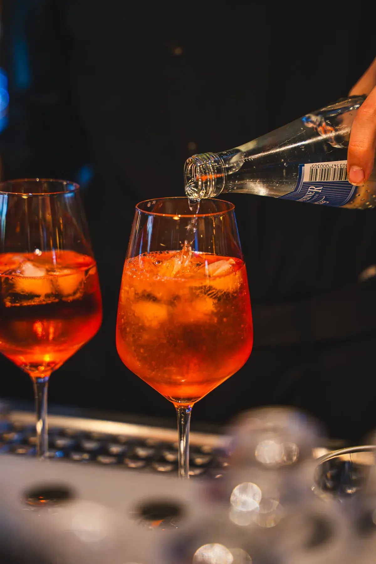 Zwei Spritz werden mit Soda aufgegossen