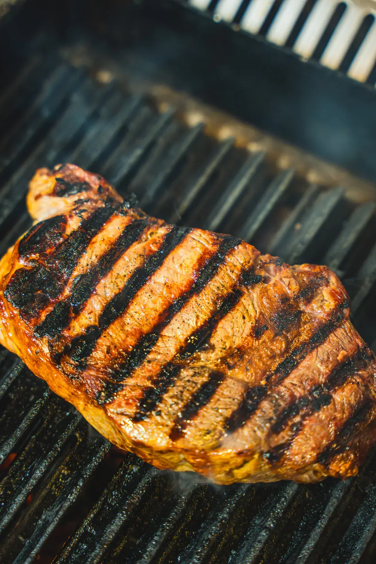 Steak mit Grillstreifen auf dem Rost